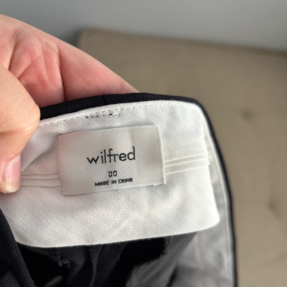 Wilfred Aritzia Effortless Cropped Pant in Black Crepette - Picture 4 of 8